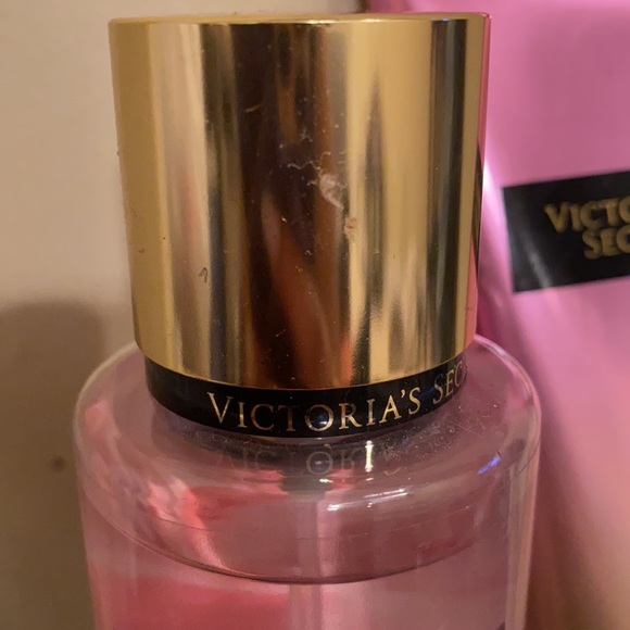 Victoria Secret - Picture 2 of 3